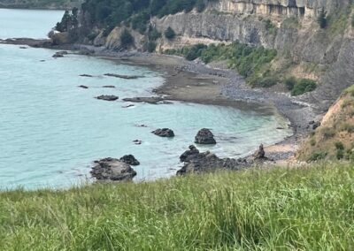 Aussicht von einer Klippe über Wasser