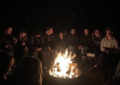 Schüler am Lagerfeuer