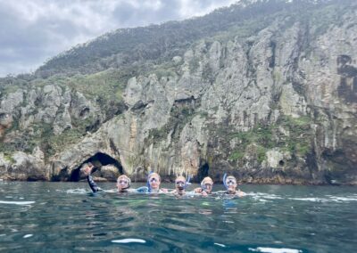 Schülerin mit Freunden beim Schnorcheln