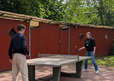 Zwei Schüler spielen Tischtennis