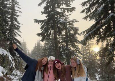 Julia mit Freunden beim Ski fahren