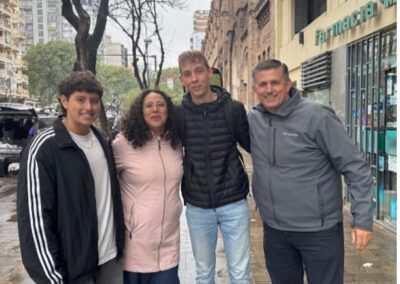 Patrick mit seiner Gastfamilie in Rosario