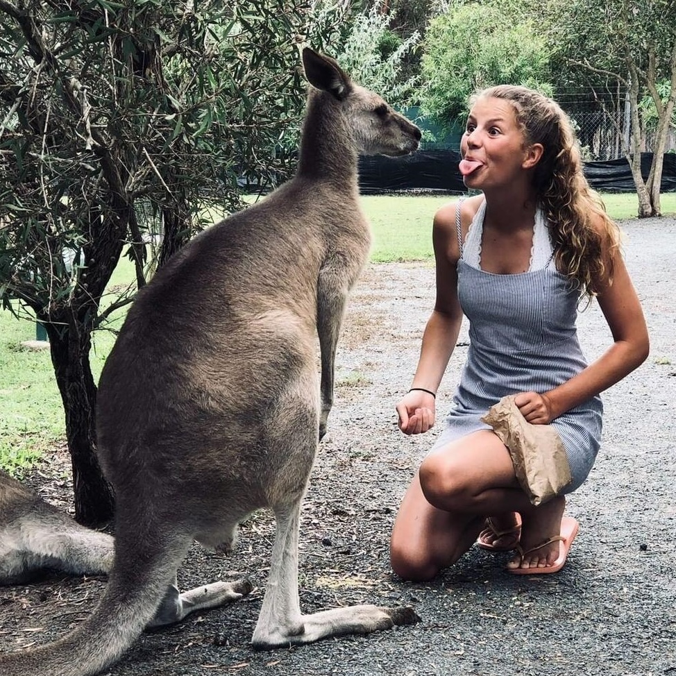 Schülerin mit Känguru