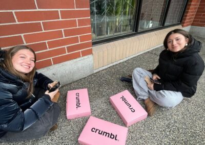 Freundinnen mit Crumbl Cookies