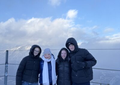 Schülerin mit ihren Freunden in den Rockie Mountains