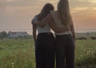 Antonia mit Freundin beim Sonnenuntergang
