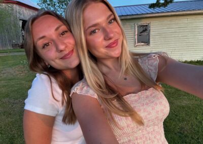 Antonia mit Freundin