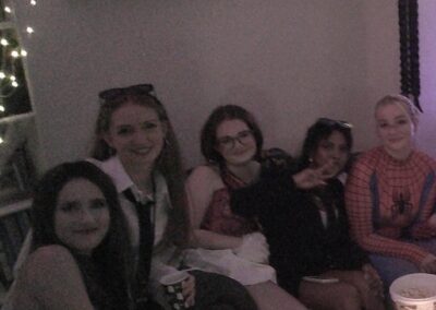 Dina auf einer Halloweenparty