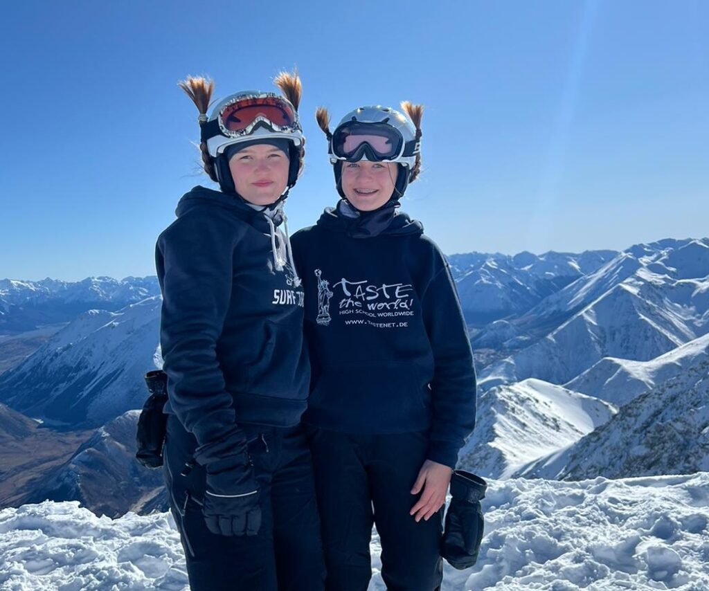 Schülerinnen beim Ski fahren