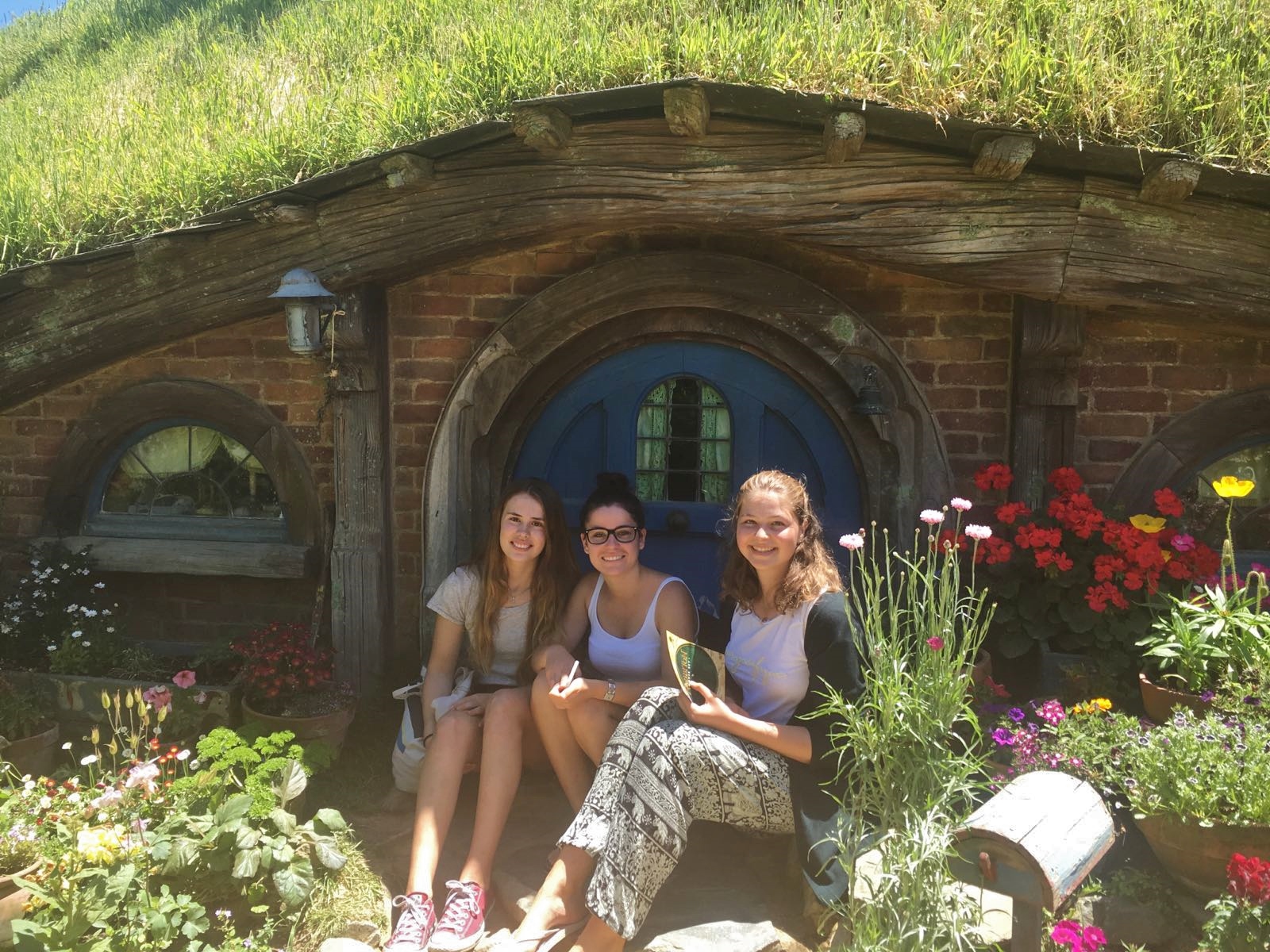 Schülerinnen in Hobbiton