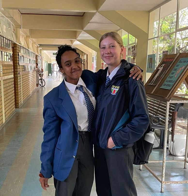 Schülerin mit ihrer Gastschwester in der Schule