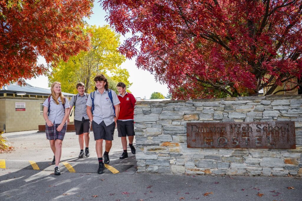 Schüler vor der Dunstan High School