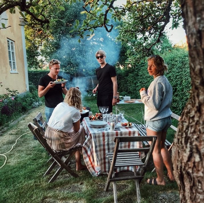 Schülerin mit Gastfamiliie beim Grillen