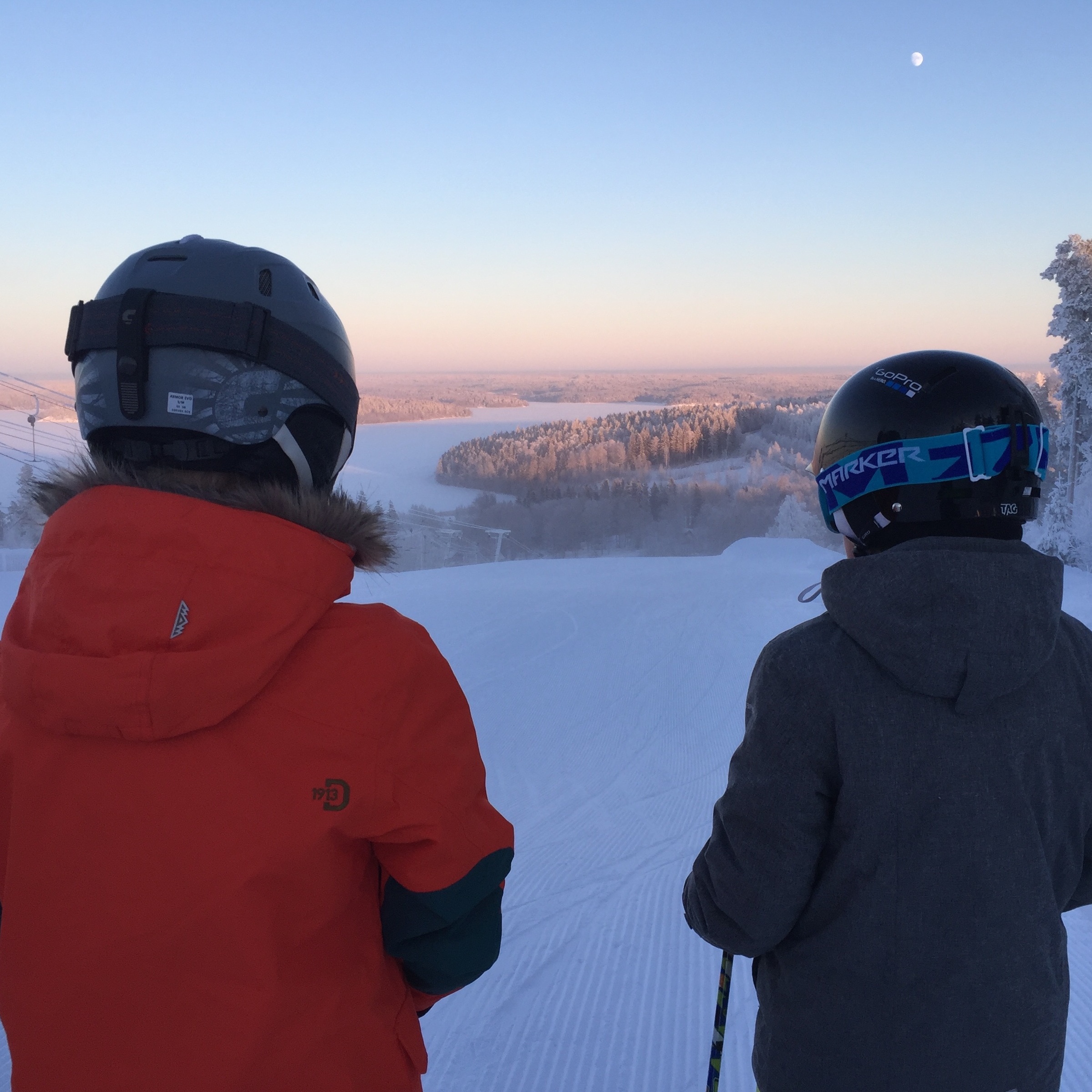 Schüler beim Skifahren in Finnland