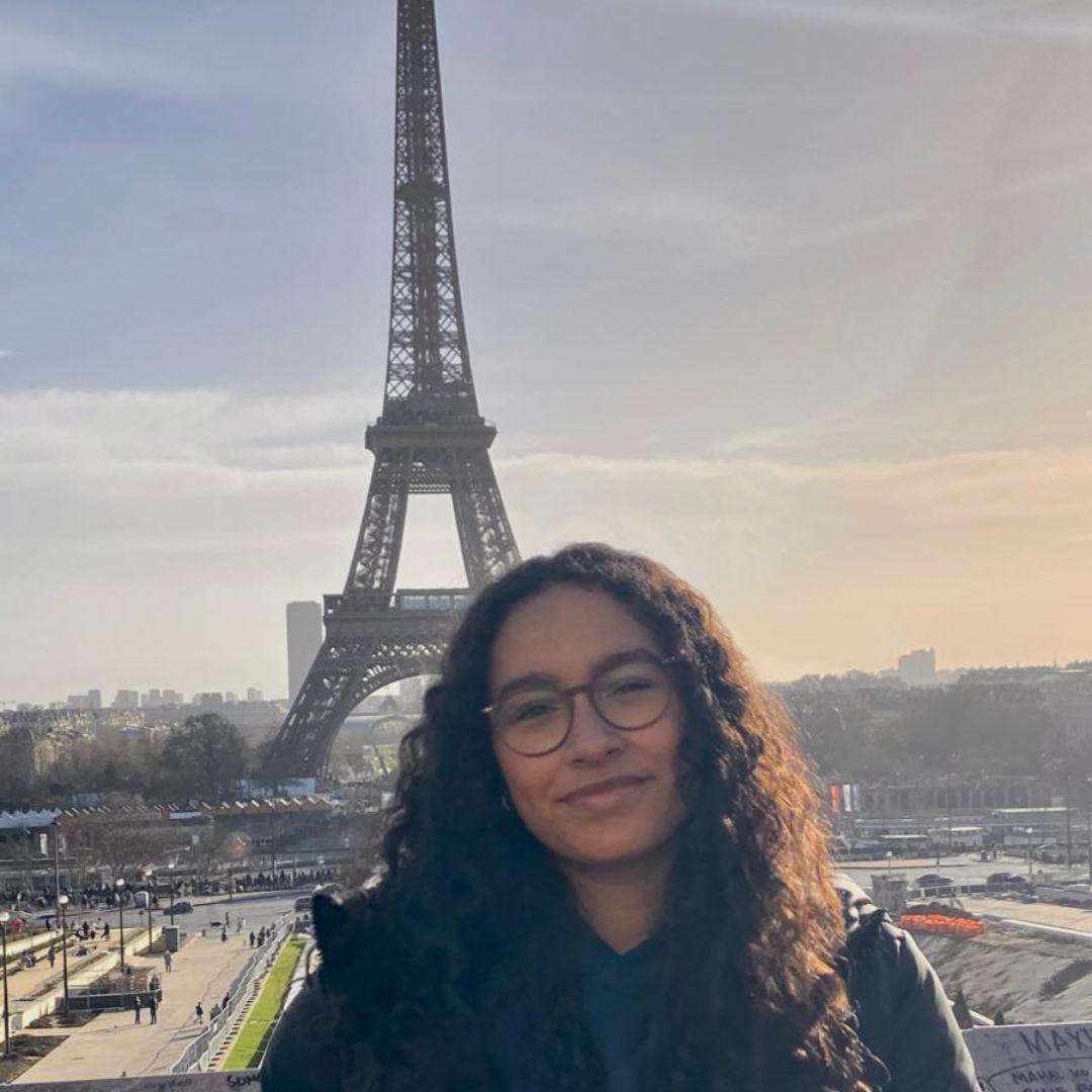 Schülerin am Eiffelturm