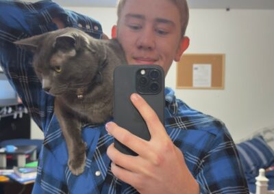 Tobi mit der Katze seiner Gastfamilie