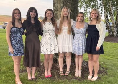 Schülerin mit Freunden beim Prom