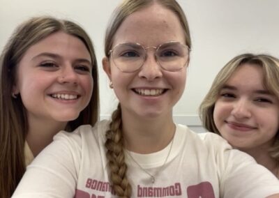 Schülerin mit Freundinnen in der Schule